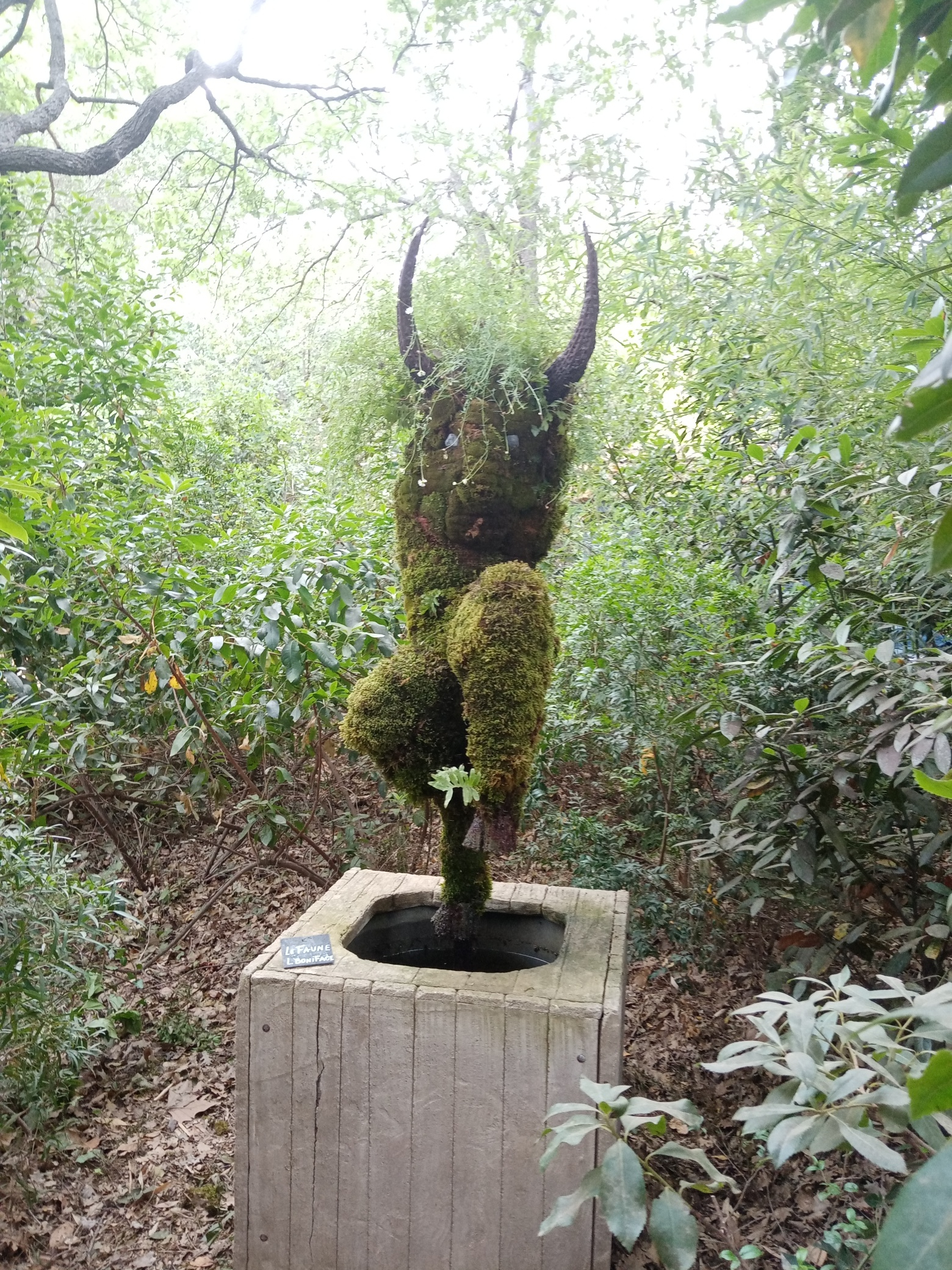 Plant statue in the park of Six Fours ... bouhhhhh !!