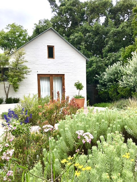 Modern cottage adjacent to Fernkloof Nature Reserve