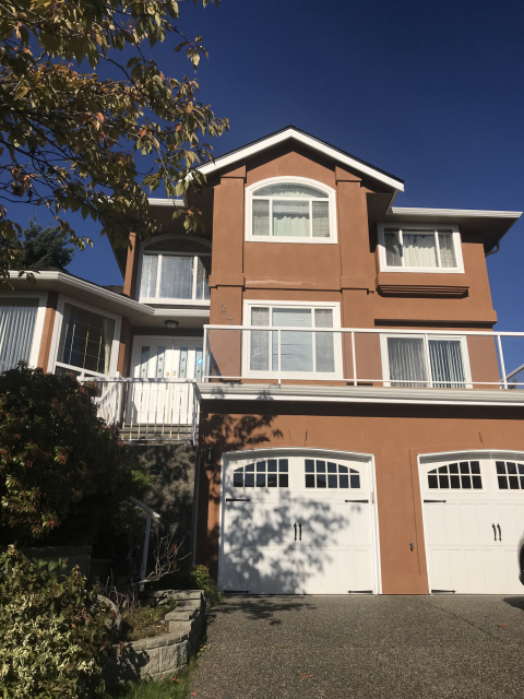 Beautiful home in family friendly neighbourhood. Close to nature trails and river. Hot tub overlooking a large park.