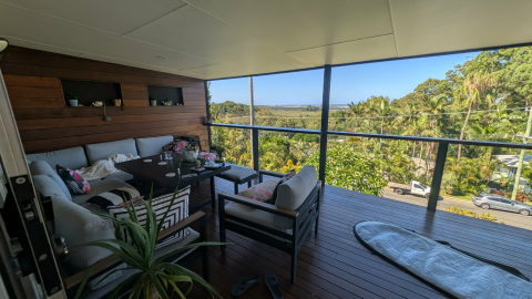 3 bedroom house with ocean view, 10 minute drive to beaches