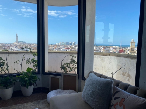 Ruim appartement met twee slaapkamers en panoramisch uitzicht in het centrum van Casablanca