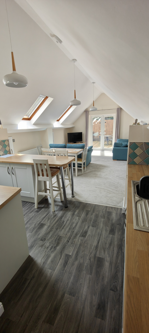 Perfectly formed annexe set between mountains and the canal.