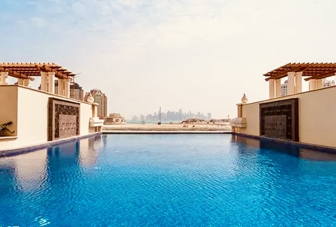 Beachfront apartment with infinity pool