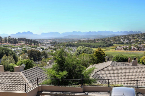 20 min to Waterfront, 30 min to CPT airport, 40 min Winelands