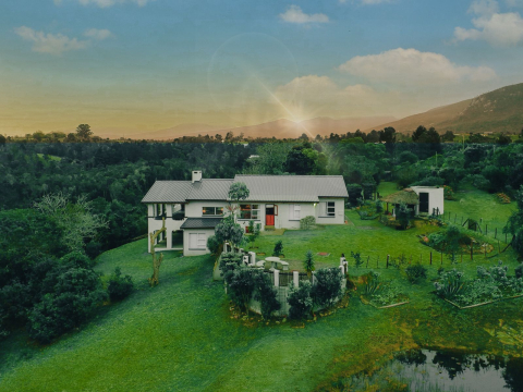 Dancer Heights- Holiday Home in the Wilderness surrounded by natural forests and close to the beach