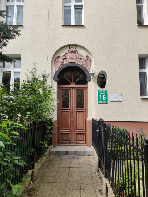 Un acogedor apartamento de tres habitaciones con un pequeño jardín, situado en un encantador edificio del siglo XIX en el corazón del hermoso distrito de Oliwa