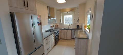 Come for a visit! Spectacular mountain views in the East Kootenays. Walking distance to downtown! 🧘‍♀️🚣🏻‍♀️🚴🏻 ⛷️🏂 🥾 🧗‍♀️ 🪂 🎣 🏖️  🥌 🏌️‍♀️ 🏕️  🎨 🎼🍐🍑🍒🌽