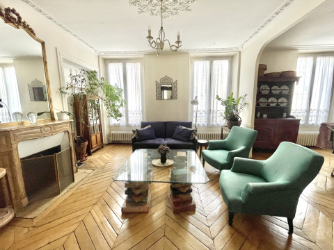 Paris at its best! Elegant classic apartment in the most desirable part of the city.
