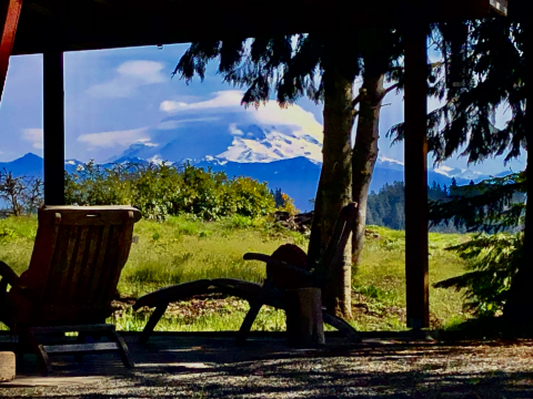 Secluded Red Barn Getaway, Mt. Rainier View, hot tub and firepit