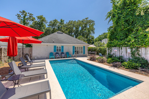 Sandy Seaclusion: PRIVATE HEATED POOL, minutes from beach, restaurants, shopping