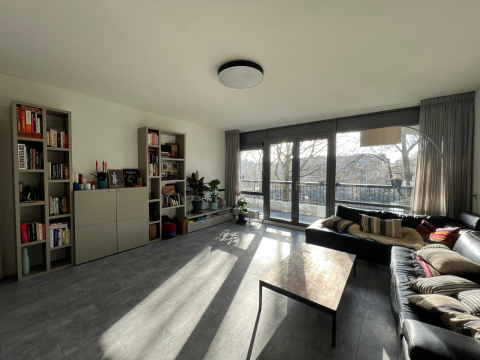Cosy apartment with canal views