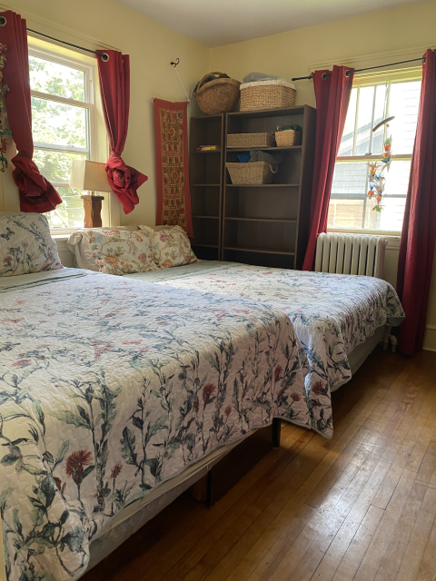 Family House (downstairs) 1.5 km to downtown Charlottetown-flexible dates