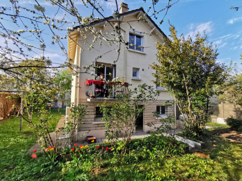 Between Paris & Disneyland, near the Marne River