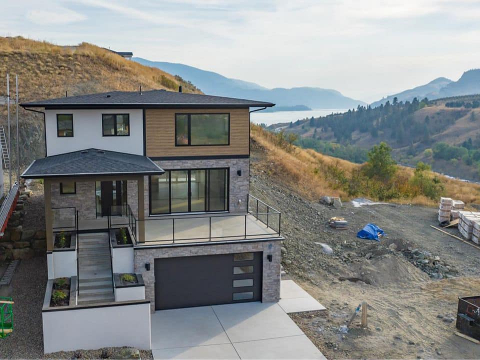 Family-friendly home with pool 25 minutes to the ski hill and 5 to the beach!