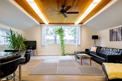 Spacious Bungalow- Country living in the City