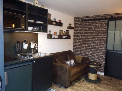 Air-conditioned studio with swimming pool in a quiet family home with garden