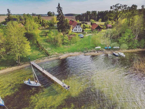Histórica casa prusiana en el lago de 1927: tres apartamentos modernos totalmente equipados. Playa, sauna de leña, un granero reformado para reuniones divertidas y vistas impresionantes del lago Dargin. Todo enclavado en un lugar pintoresco y tranquilo rodeado de naturaleza.