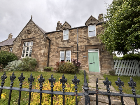 Schoolhouse near Edinburgh, beaches and excellent golf courses. Looking for Easter and summer 2026