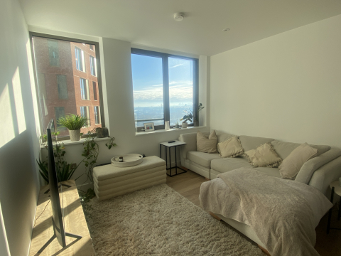 Bright, spacious, brand new apartment with excellent transport links