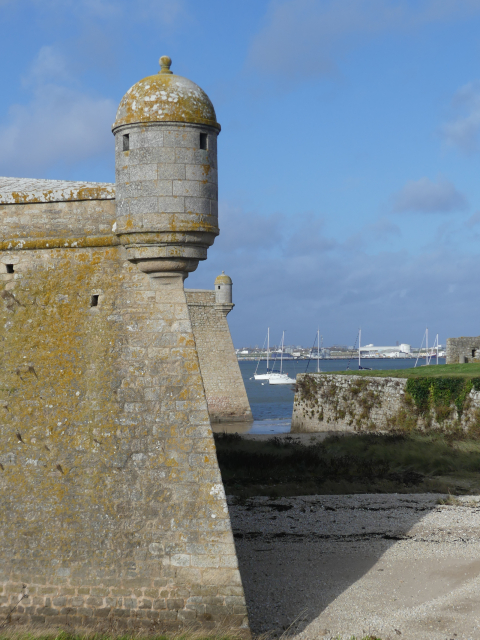 Port-Louis: City of character: the beach at one end of the street, the port at the other end!