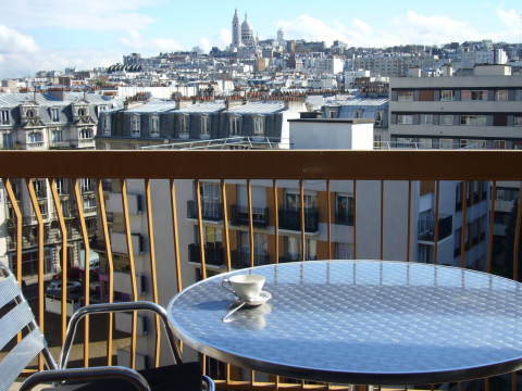 Family apartment / 3 bedrooms in a friendly area with terrace facing Montmartre