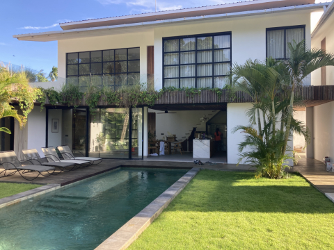 Moderne tropische villa op Bali, op vijftien minuten van het strand.