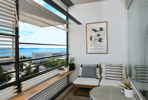 Stylish city apartment with great location, terrace and sea views
