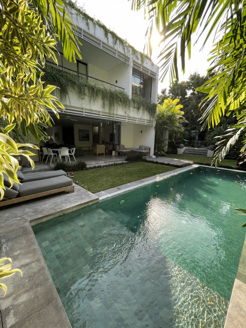 Weelderige tuin, zoutwaterzwembad, 4BR familiehuis Bali