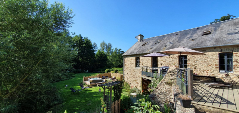 Normandy getaway: Charming house, jacuzzi, pond and stream in absolute calm, between the beaches of Dday and Mont St Michel