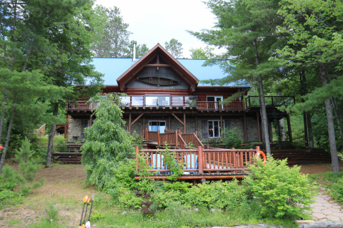 Cinnamon Lodge ~ Luxury lakefront cottage near Ottawa and Montreal