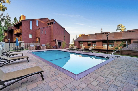 Classic Mammoth ski in/ski out condo