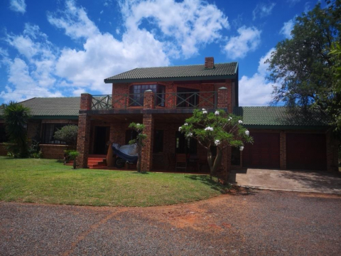 Small farm in secure golf estate with wild animals in the garden, only 25 minutes from central Pretoria. Only long term with Phuket.
