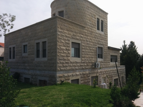 Steinhaus im Herzen eines Dorfes neben der heiligen Stadt Jerusalem