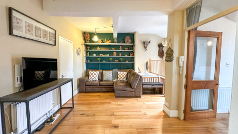 Three Bedroom Sunny, Airy Penthouse in Hampstead!