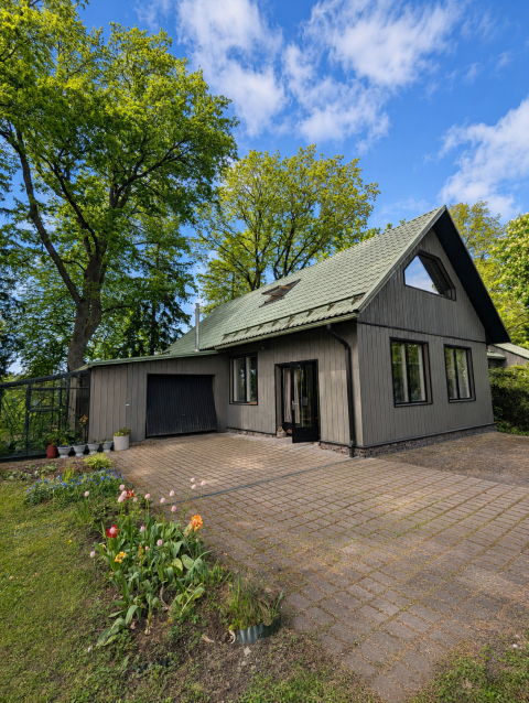 Uniquely located in a quiet neighborhood, yet close to the city center, this spacious shared house features a large yard, tranquil greenery at your doorstep, and a stunning terrace lookout