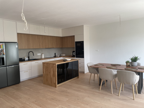 Moderno, gran piso con terraza, suburbios de Varsovia