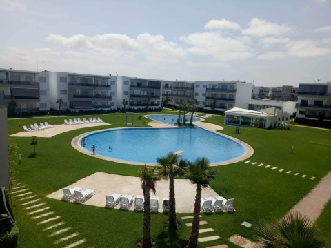 Appartement in Casablanca Sidi Rahal uitgerust en comfortabel in een gebied aan zee met uitzicht op het zwembad
