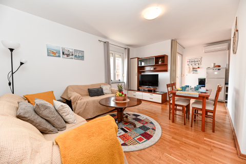 Cosy one-bedroom apartment *non-sim and globes*